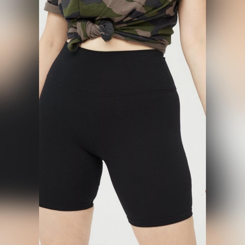 OFFLINE by Aerie Black OG 7" Bike Short High Rise Size Small